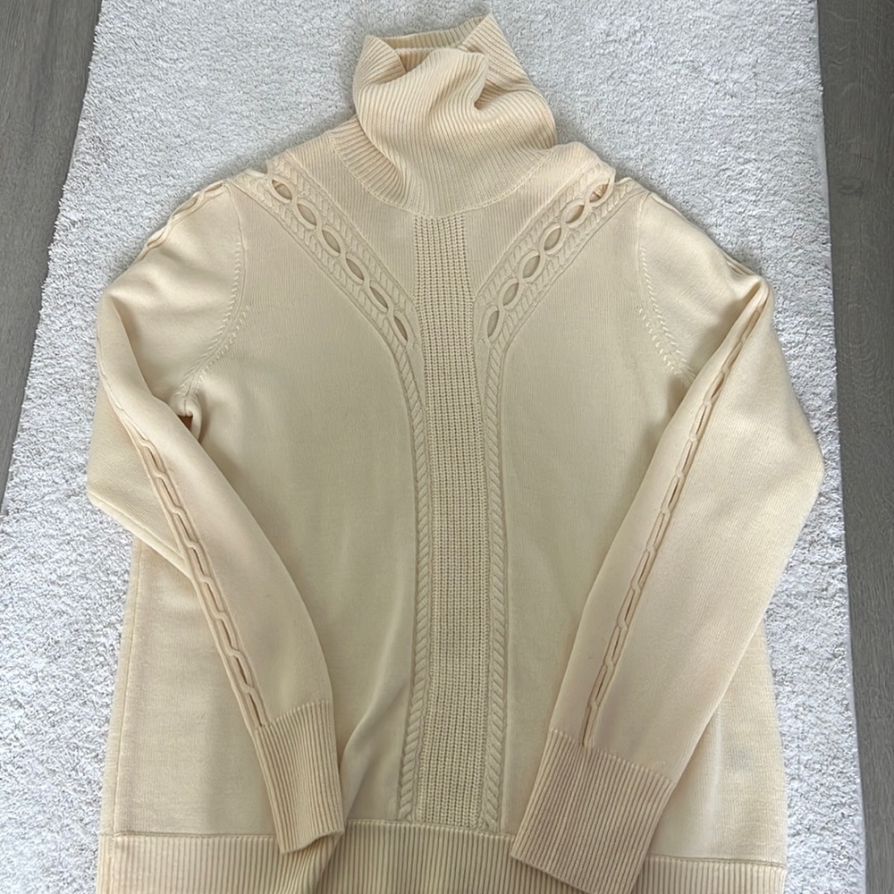 100% lana White sweater, size L, new without tag.